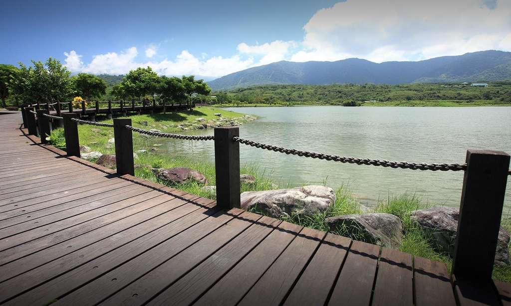 當夕陽落在湖水與田野之上，大坡池讓風景變得溫柔，也讓時間慢慢停留