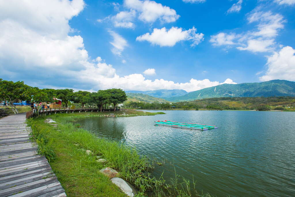 當夕陽落在湖水與田野之上，大坡池讓風景變得溫柔，也讓時間慢慢停留
