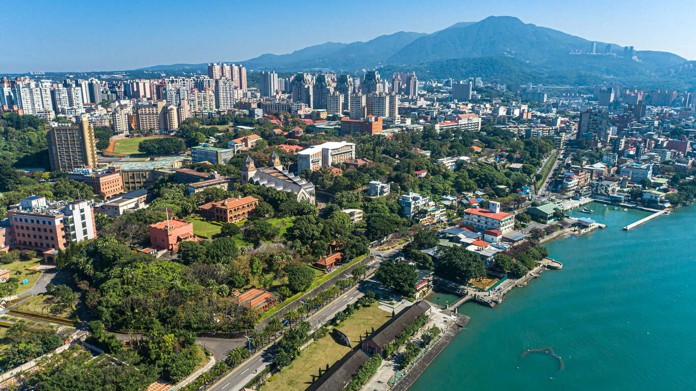 在紅磚牆與河岸之間慢慢散步,紅毛城讓每段旅程都帶著安靜深長的餘韻