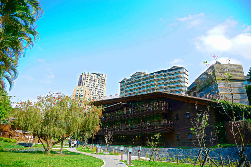 當陽光灑落在步道與木椅上，北投公園讓旅行不需要趕路，也能充滿風景