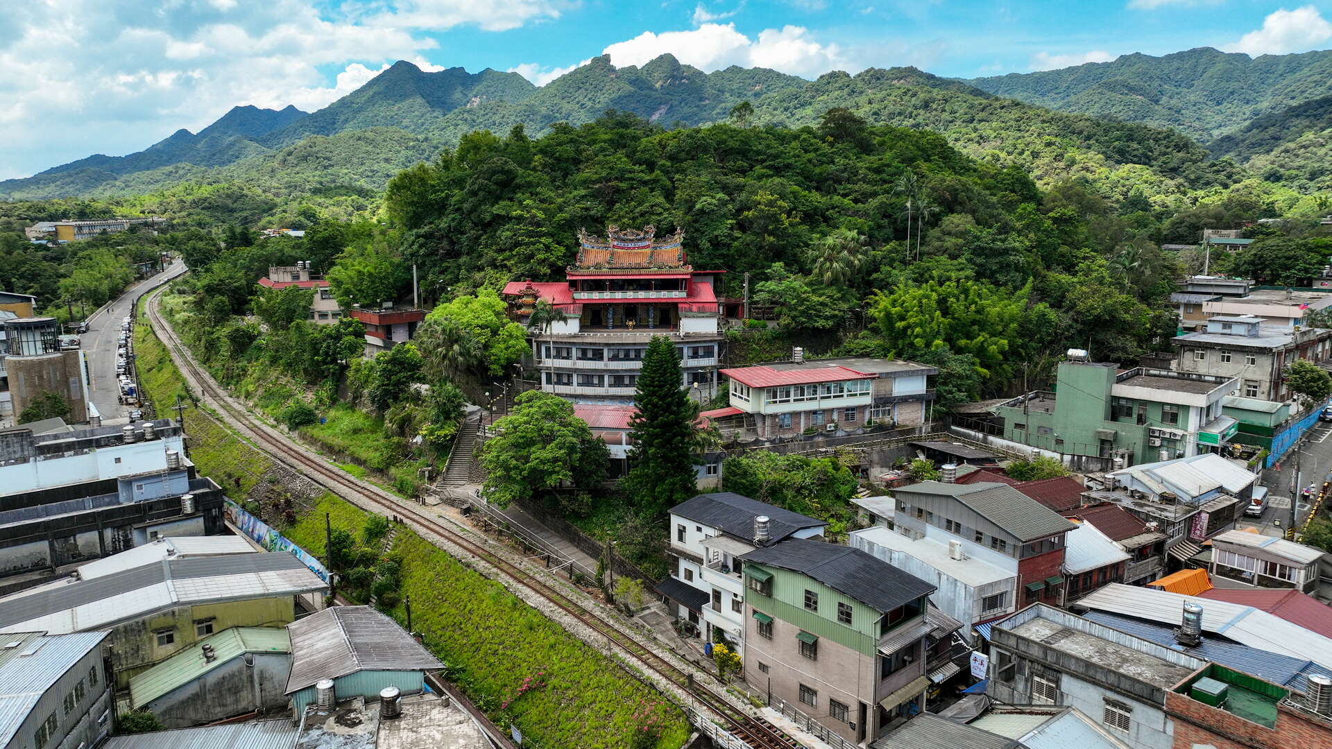 平溪現在超適合慢旅行，放天燈、看火車與山城散步玩法一次整理，越待越舒服