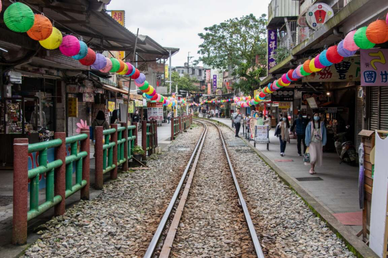 十分老街怎麼安排最剛好,鐵道街景、天燈體驗與平溪一日遊完整攻略