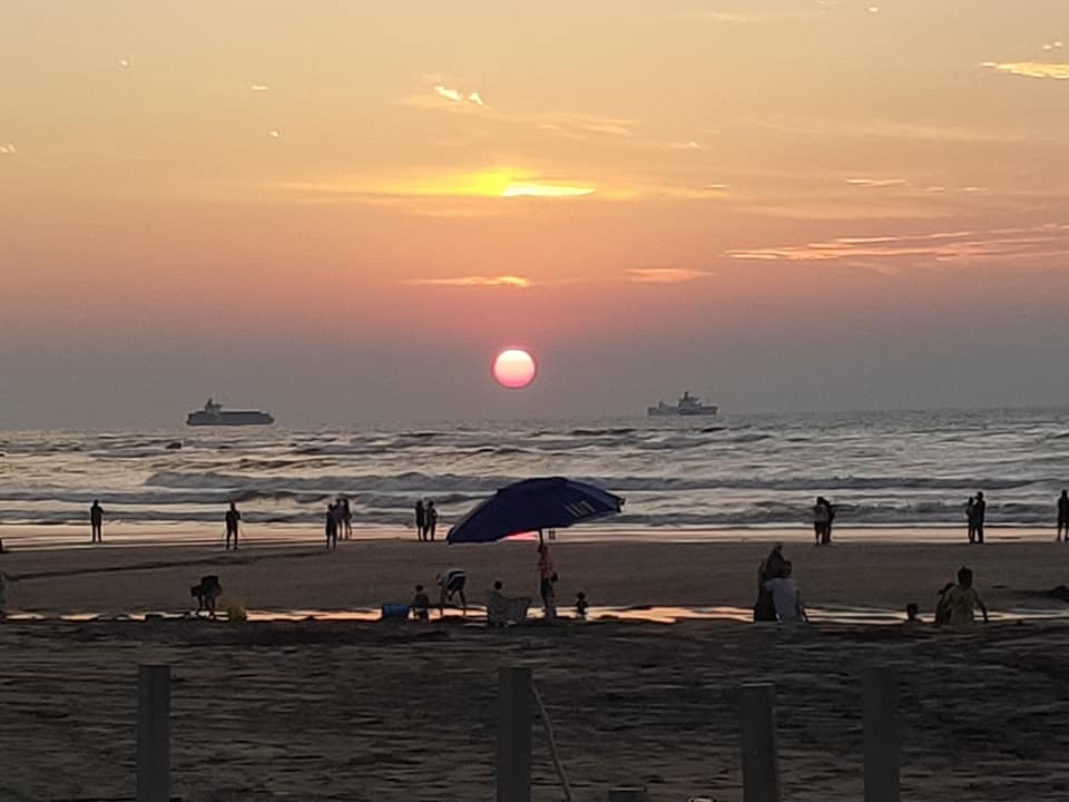 越夜月美海邊咖啡廳