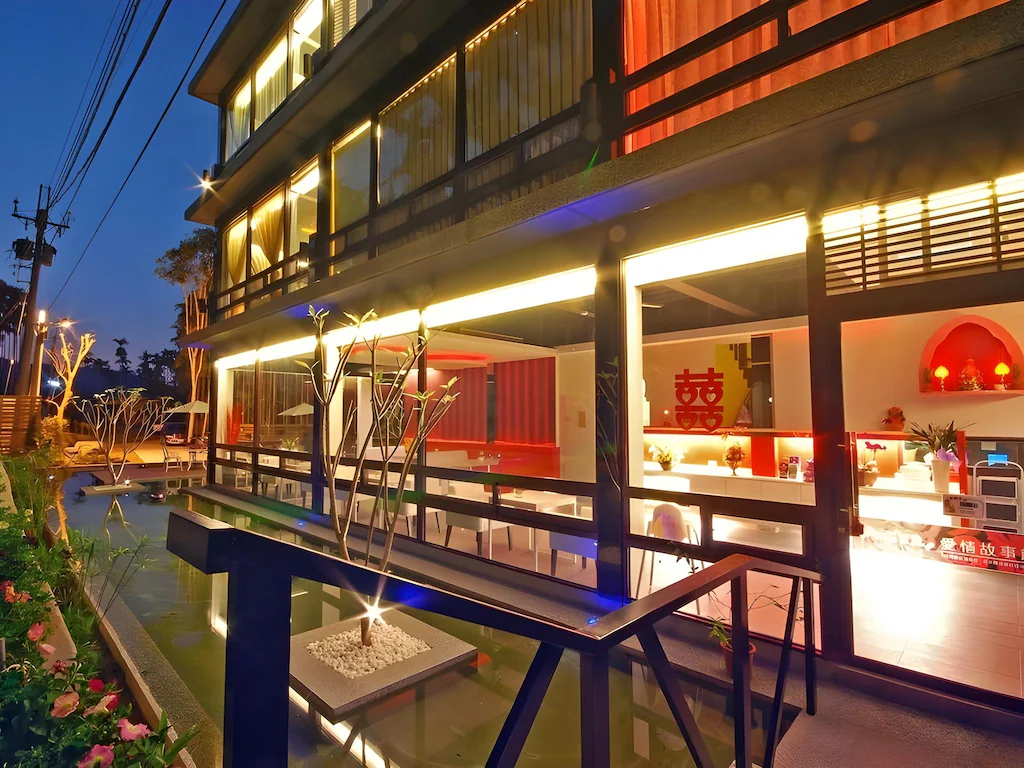 把城市的節奏留在遠方,在浪漫滿屋民宿住一晚,讓日月潭替你收好疲憊