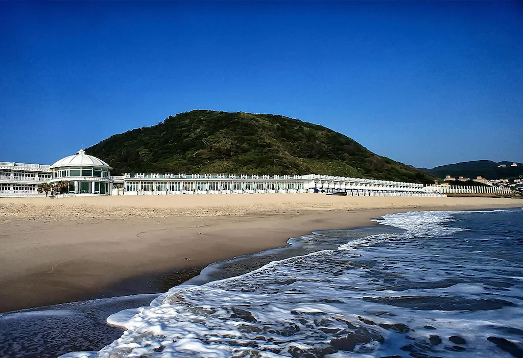 在北海岸的光影流動中，走進白宮行館沙灘溫泉度假村，讓旅行變得輕盈