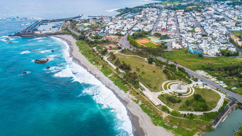 在台東成功的海岸線上停留，走進成功海濱公園，讓每一刻都被浪聲包圍