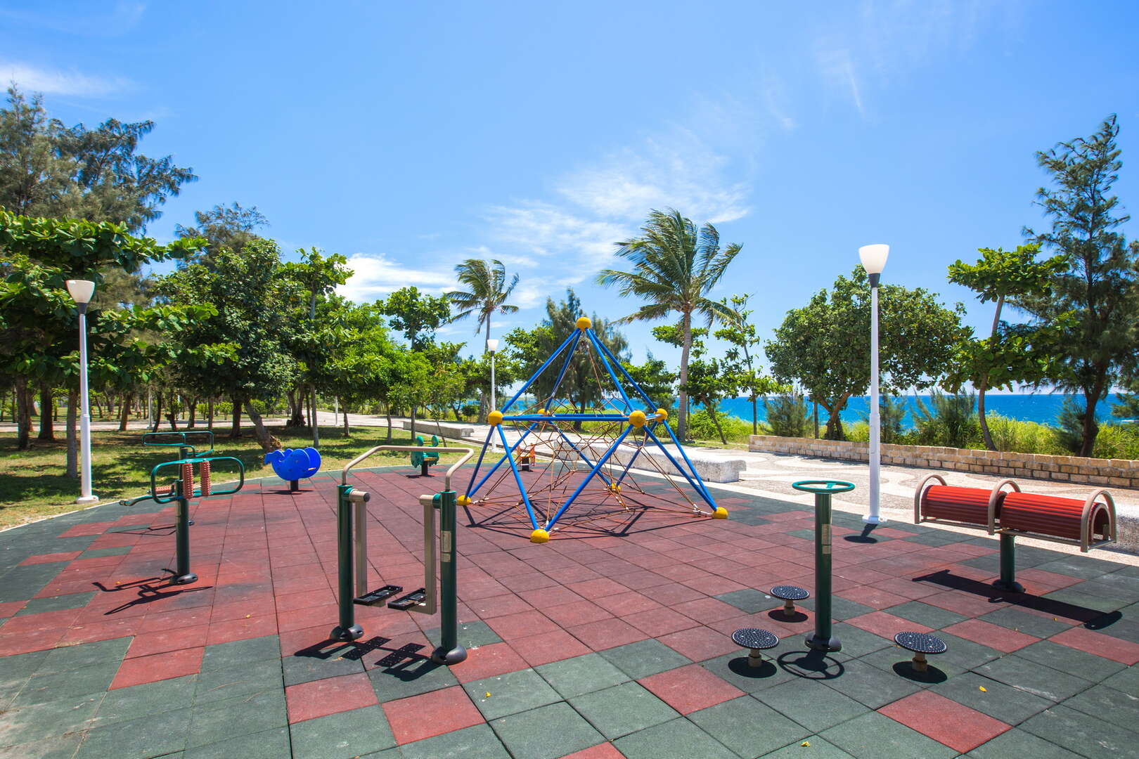 在台東成功的海岸線上停留,走進成功海濱公園,讓每一刻都被浪聲包圍