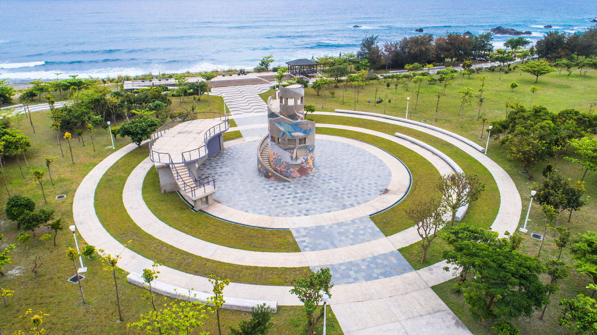 在台東成功的海岸線上停留,走進成功海濱公園,讓每一刻都被浪聲包圍