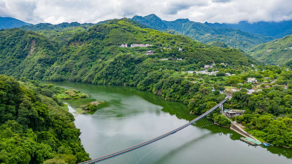 在山谷與天空交會的地方向前行，新溪口吊橋讓每一步都帶著探索的溫度