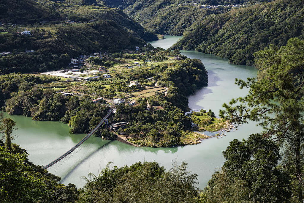 在山谷與天空交會的地方向前行，新溪口吊橋讓每一步都帶著探索的溫度