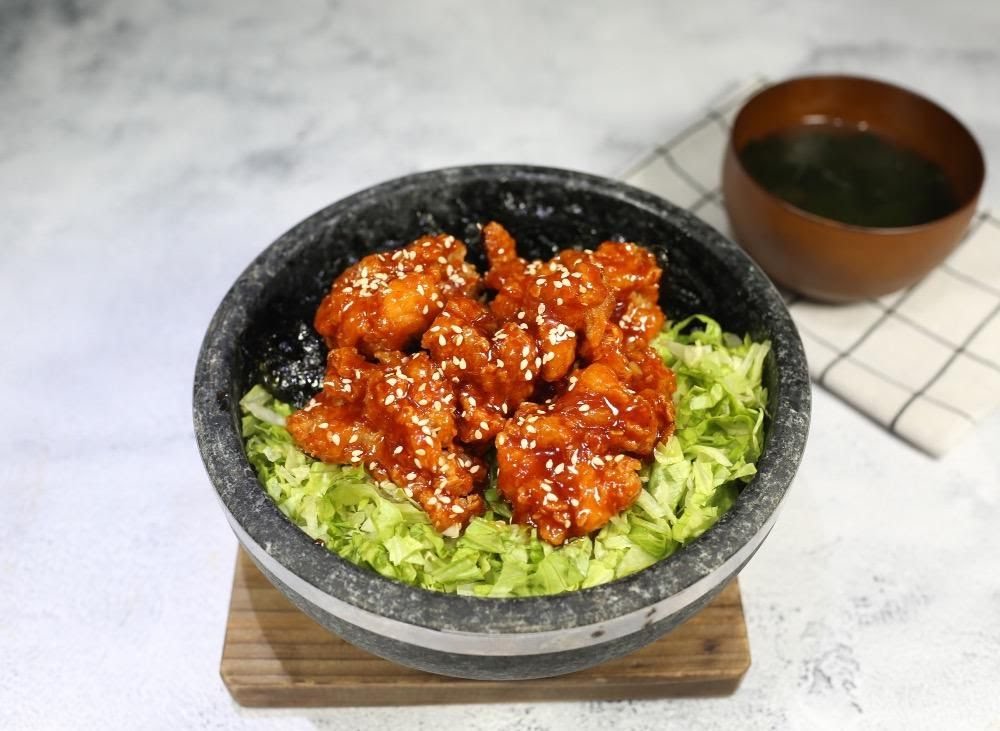 炸雞石鍋拌飯淋紅醬與芝麻