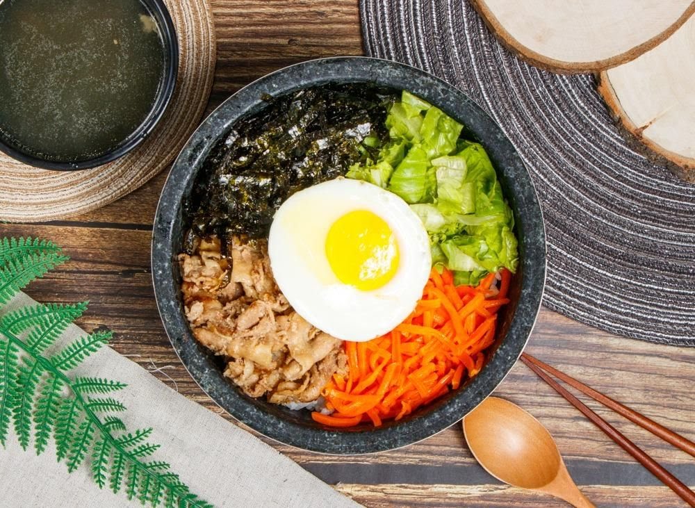 石鍋拌飯有牛肉生菜海苔與荷包蛋