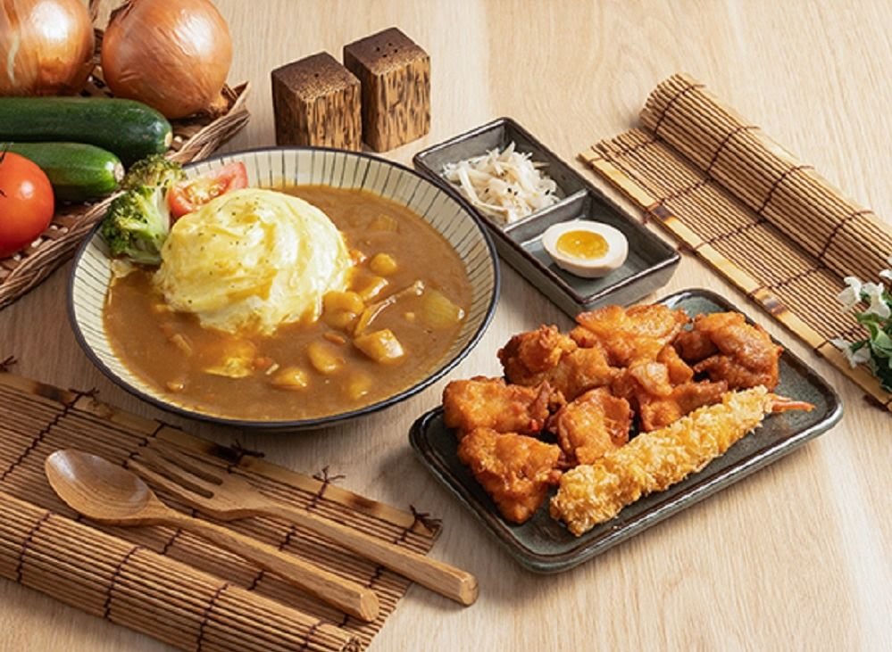 咖禾咖哩蛋包飯搭配炸雞與炸蝦