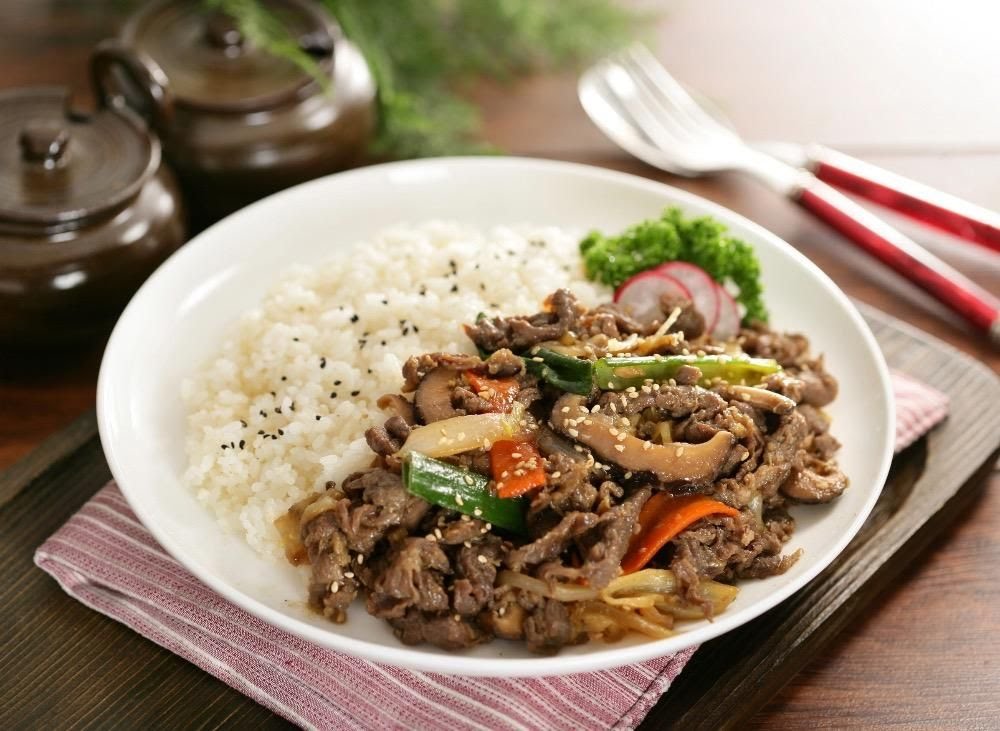 韓式牛肉拌飯搭配蔬菜與芝麻