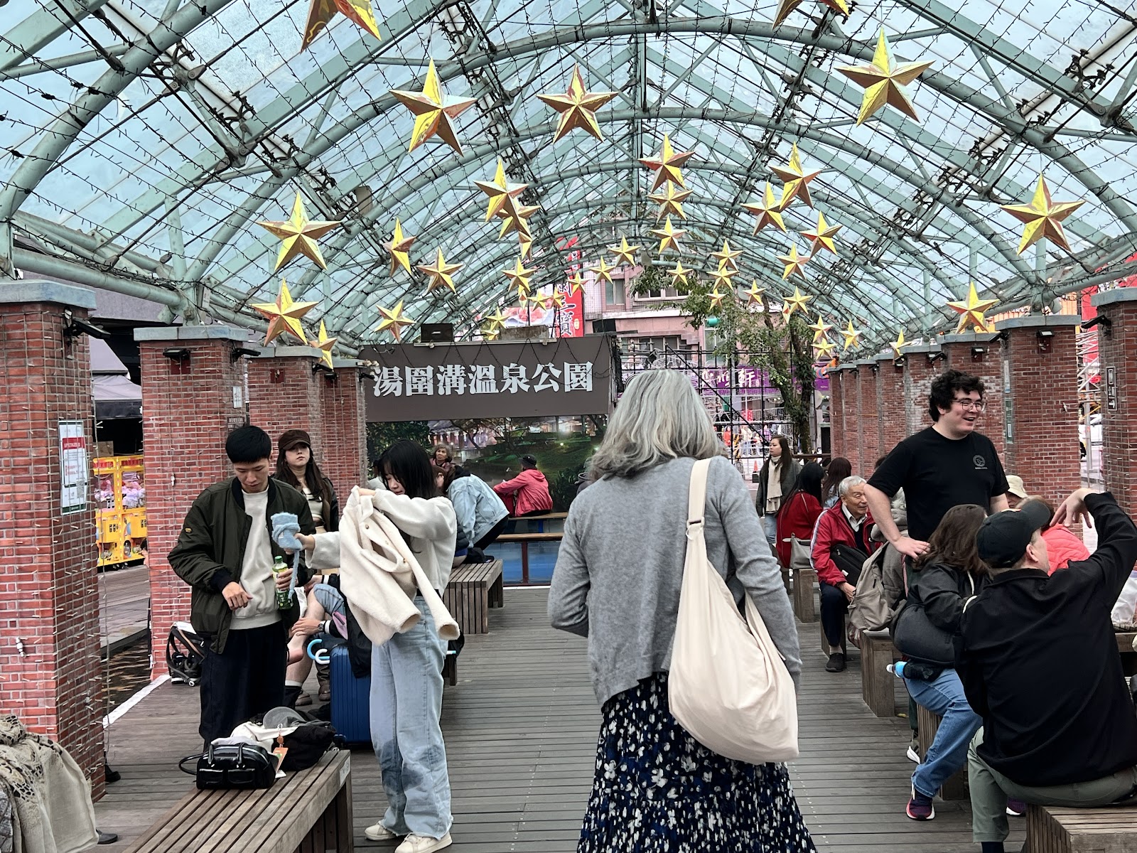 礁溪湯圍溝溫泉公園室內星空泡腳池，免費開放，礁溪必訪溫泉景點