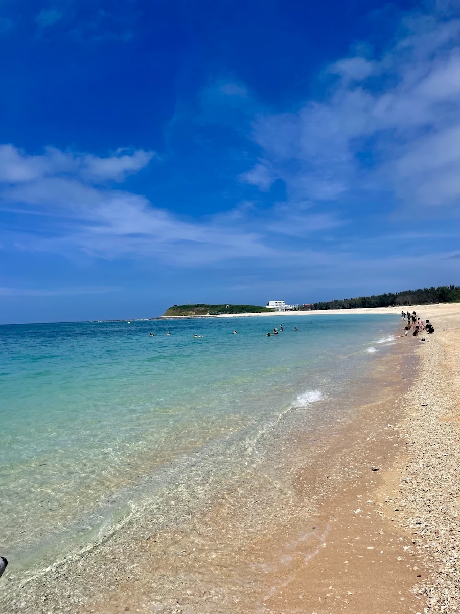 澎湖吉貝嶼白沙灘全景,碧藍海水與金色沙灘