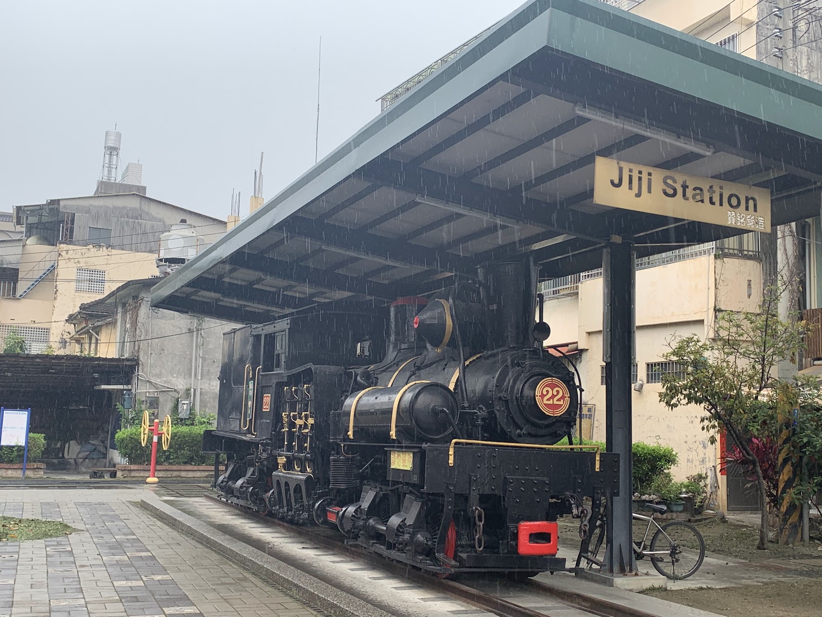 集集車站前展示的古老蒸汽火車頭，是集集最具代表性的地標