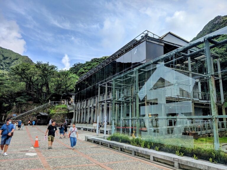 金瓜石黃金博物館主建築外觀，藍天白雲，遊客廣場