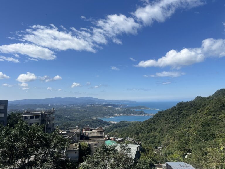 從九份山頂眺望基隆外海全景，藍天白雲蔚藍海灣山海相連