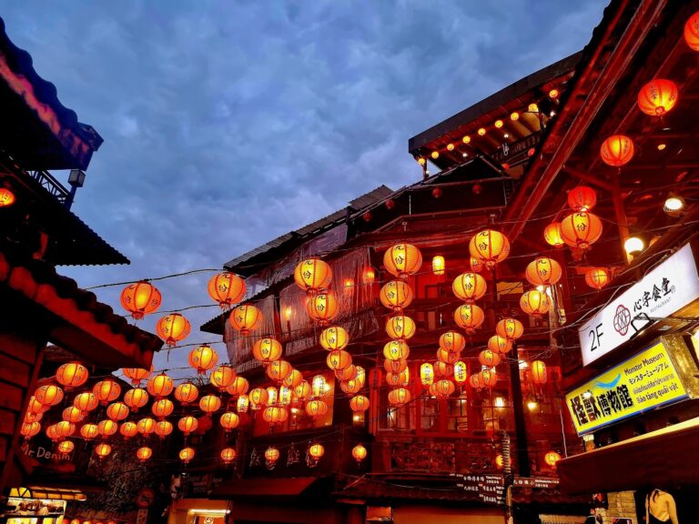 九份老街夜晚燈籠仰拍，紅燈籠高掛老街上方，夜色迷人