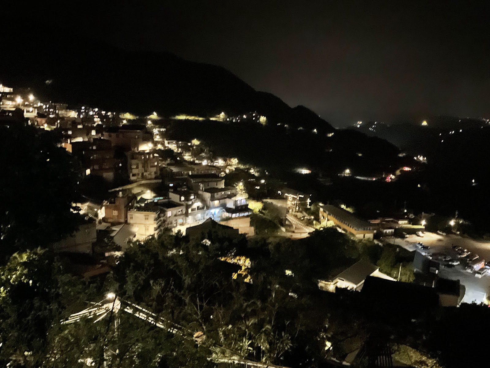 九份山城另一角度夜景，建築燈火隨山勢分布