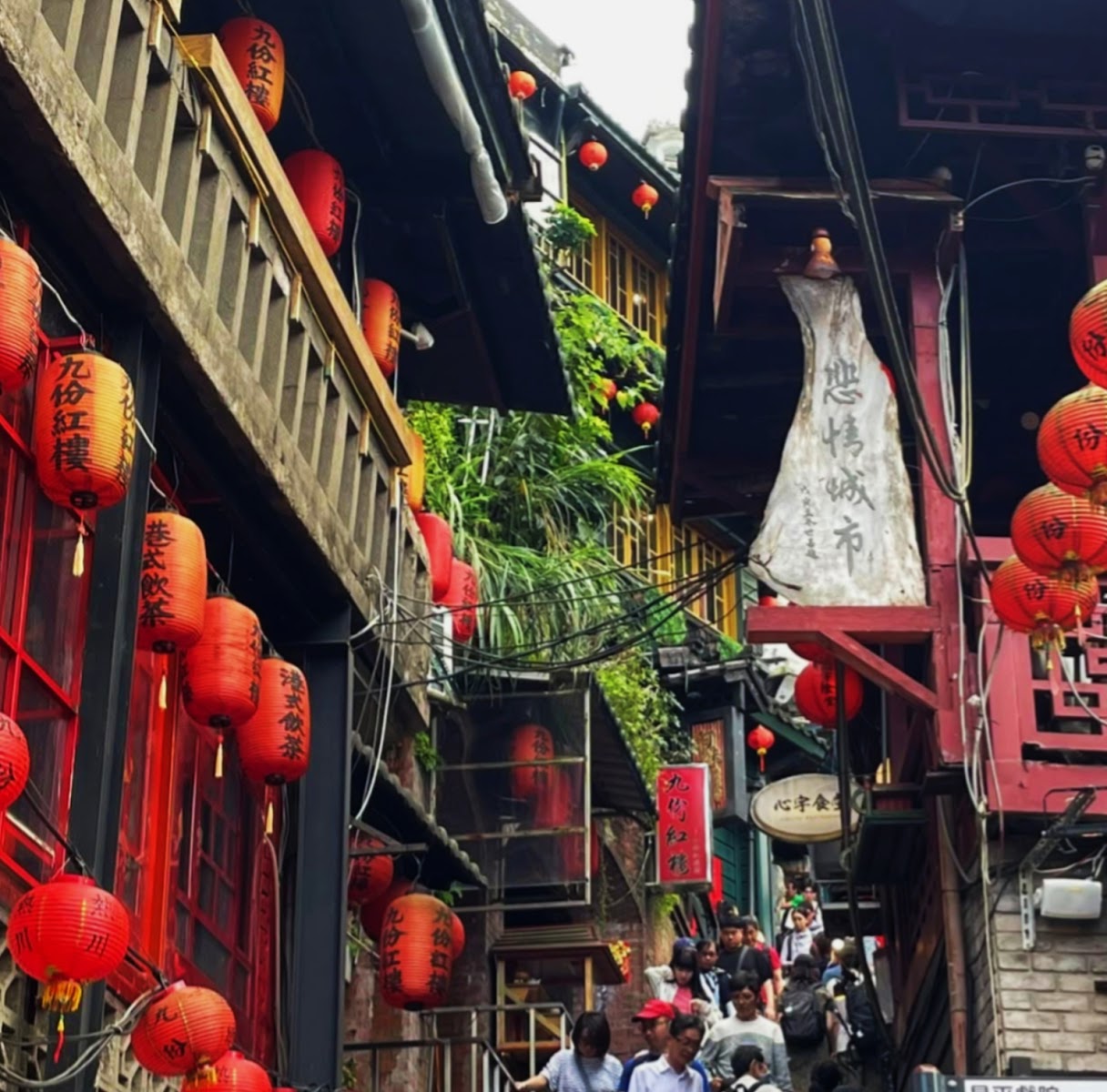 九份老街巷弄，木造樓閣兩側掛滿大紅燈籠，古色古香