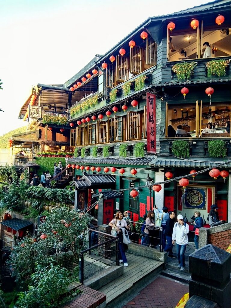 九份老街夜晚紅燈籠巷弄人潮熙攘神隱少女取景地