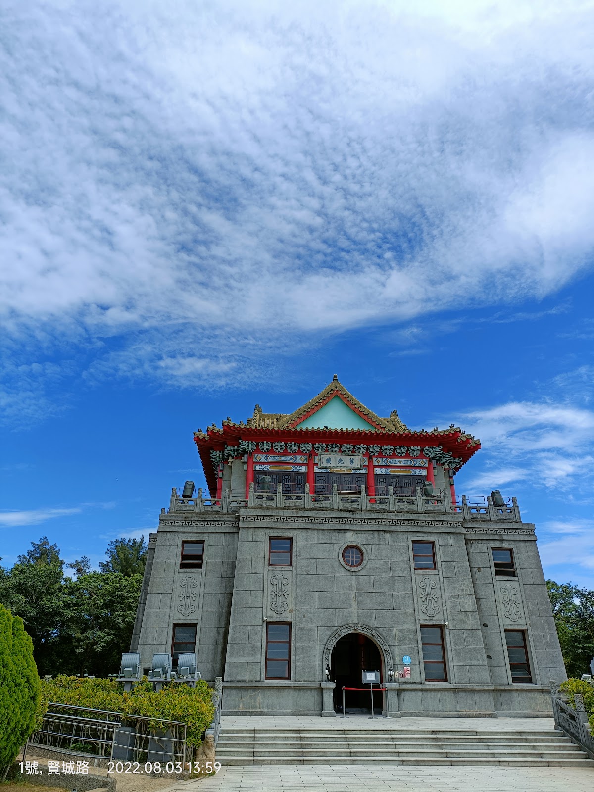莒光樓正面，紅綠飛簷傳統中式樓閣，藍天白雲，金門地標