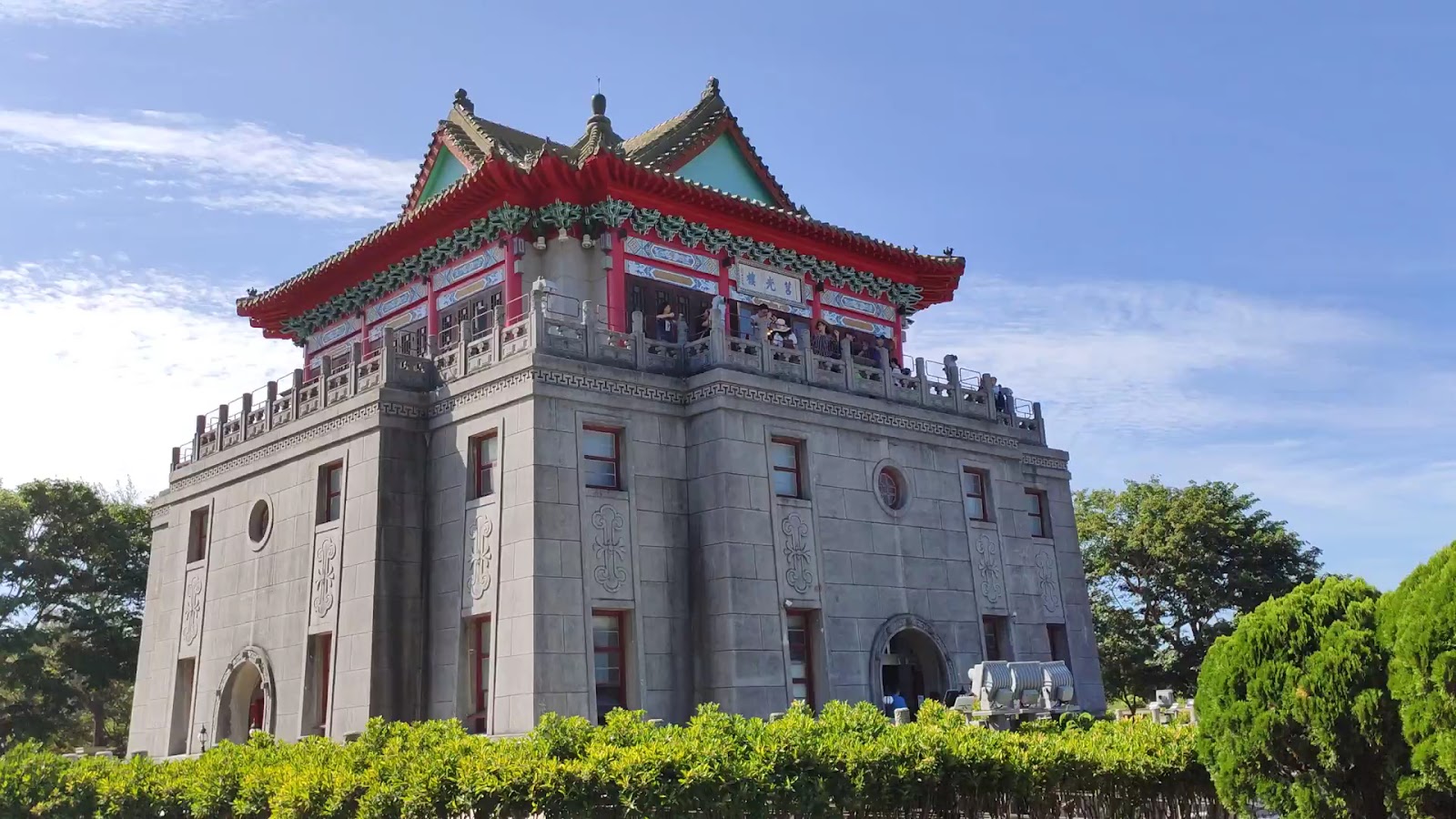 水頭聚落西式洋樓，灰白外牆精緻裝飾，典雅多層樓設計，金門歷史建築
