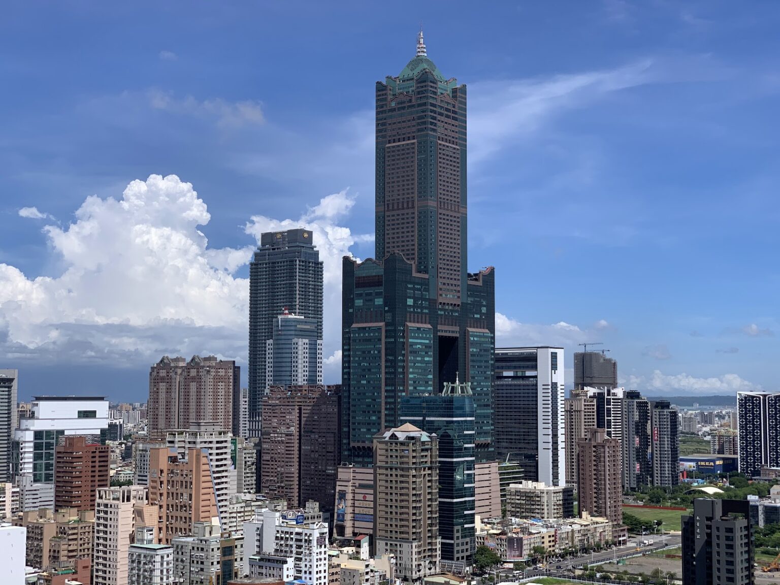 高雄85大樓完整攻略｜地標仰望、夜景燈光、住宿探索全記錄 - 附近景點 旅遊極短篇 Blog