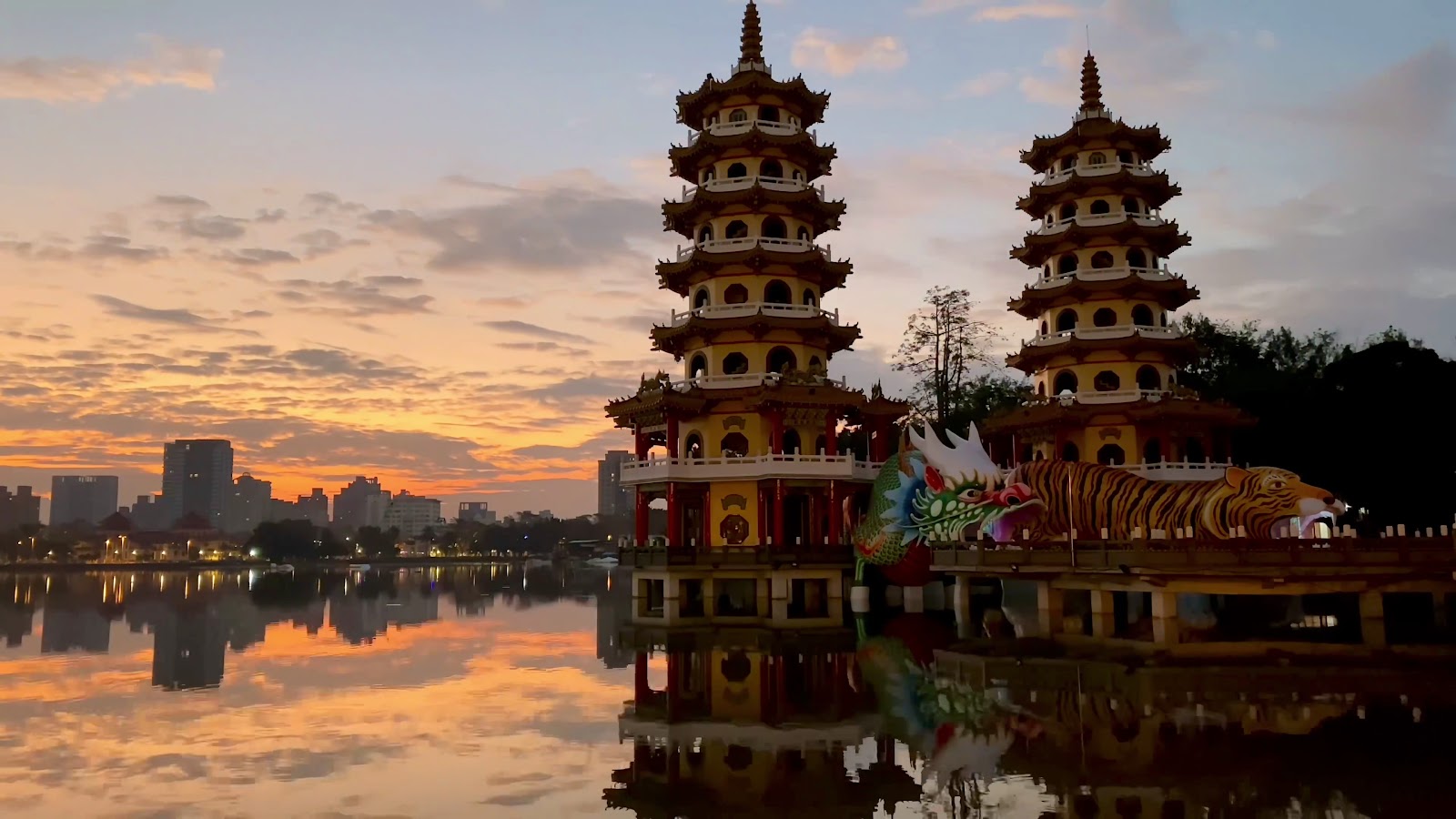 蓮池潭龍虎塔夕陽美景，橙紅色天空倒映湖面，高雄左營景點