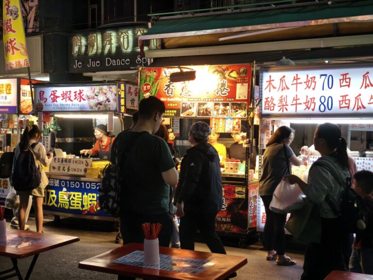 高雄六合觀光夜市夜晚燈火通明人潮高雄必去景點