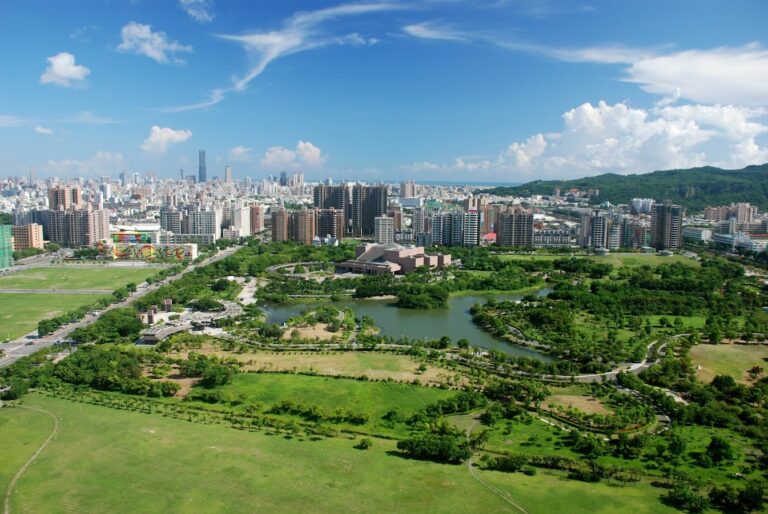 高雄市立美術館鳥瞰全景，內惟埤公園綠地，藍天白雲