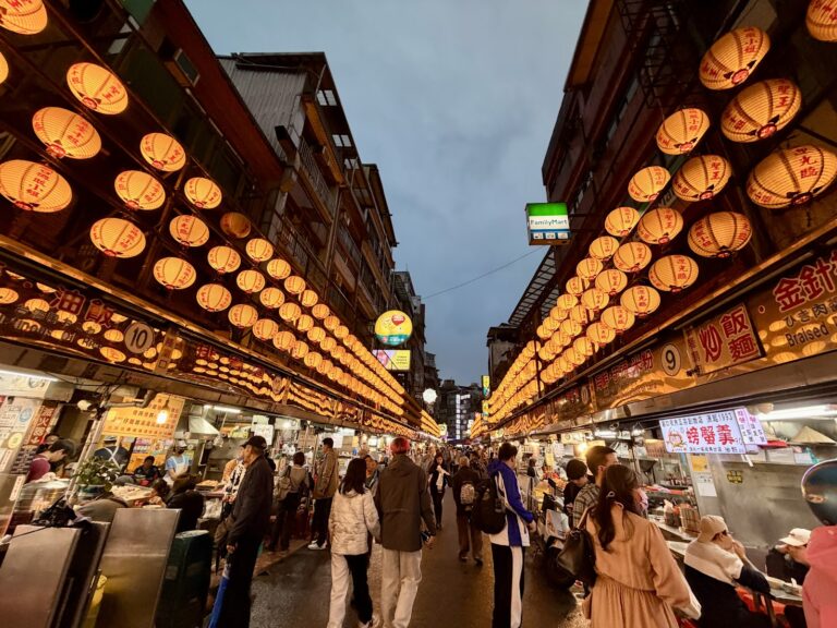 基隆廟口夜市燈籠長廊全景，紅燈籠在夜晚交相輝映