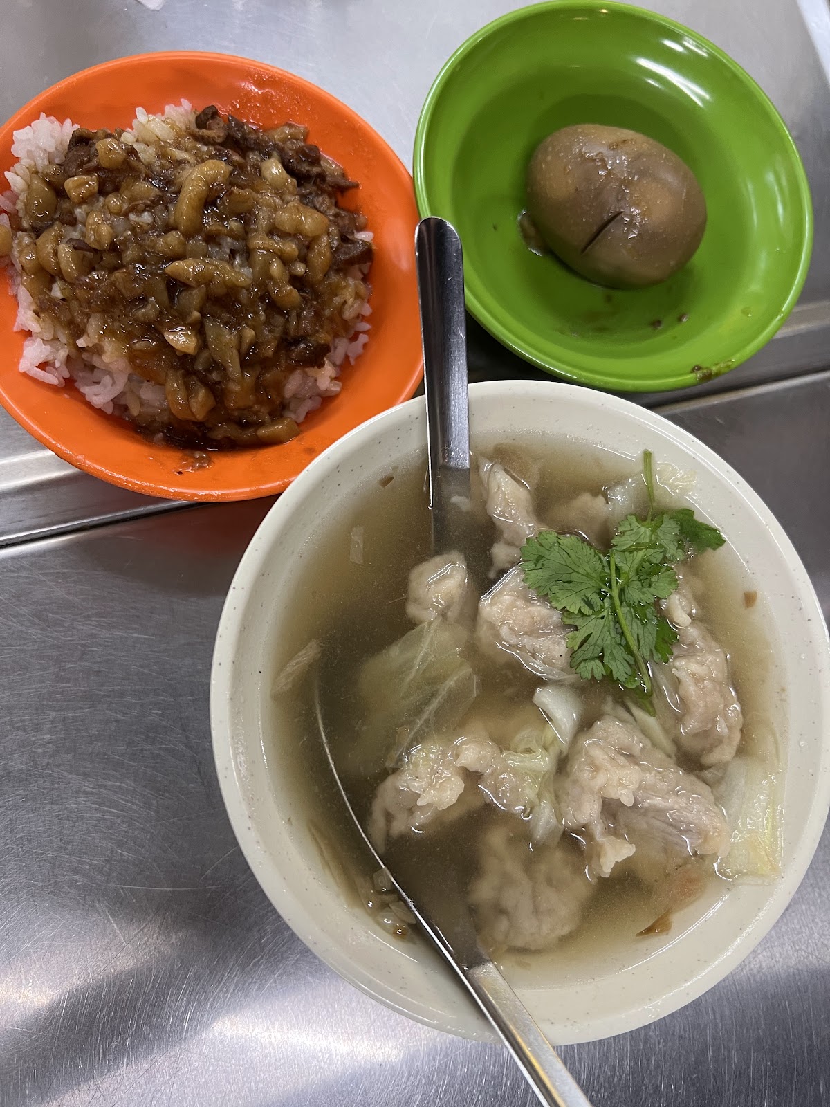 廟口夜市蚵仔麵線近照，橘紅色碗盛著麵線與蚵仔，頂部有香菜