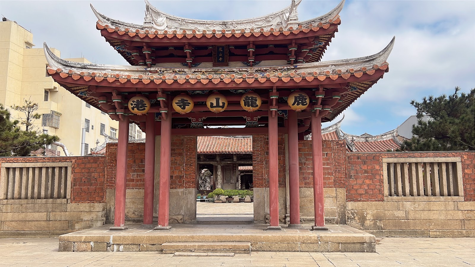鹿港龍山寺山門牌樓紅柱翹脊金字高掛