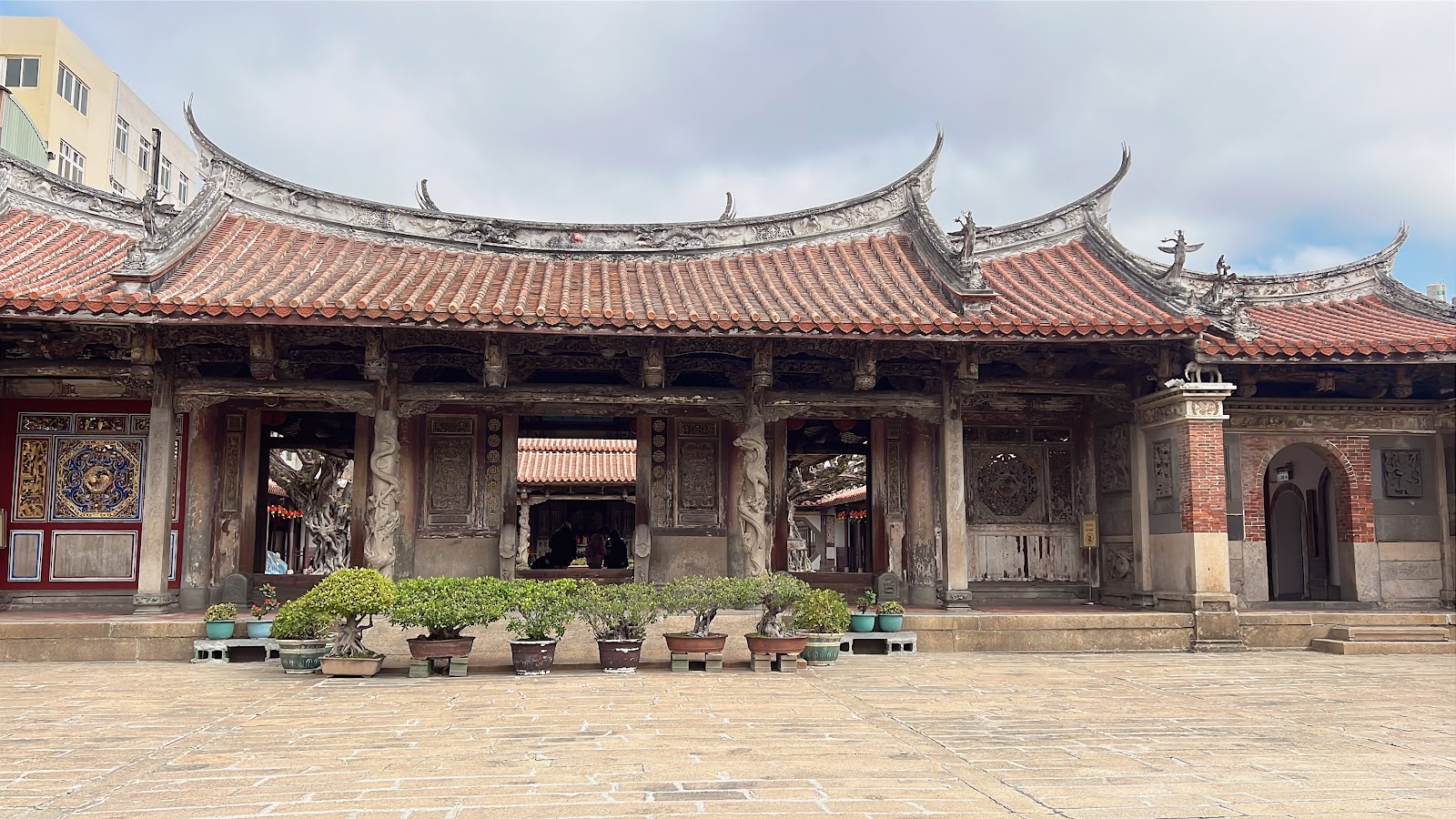 鹿港龍山寺正殿外觀紅瓦翹脊古典閩南建築
