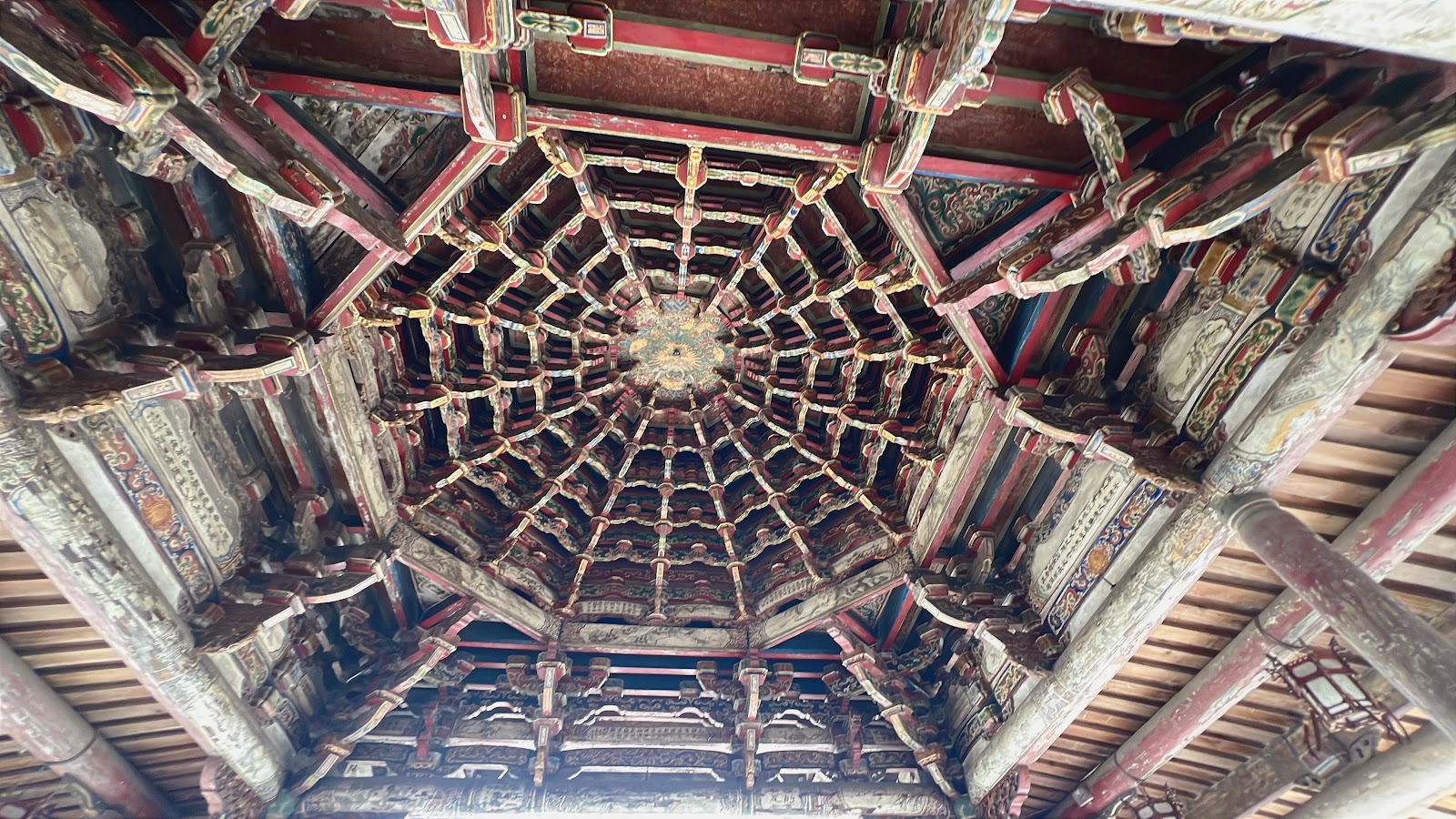 鹿港龍山寺八卦藻井仰拍同心圓木雕螺旋層疊