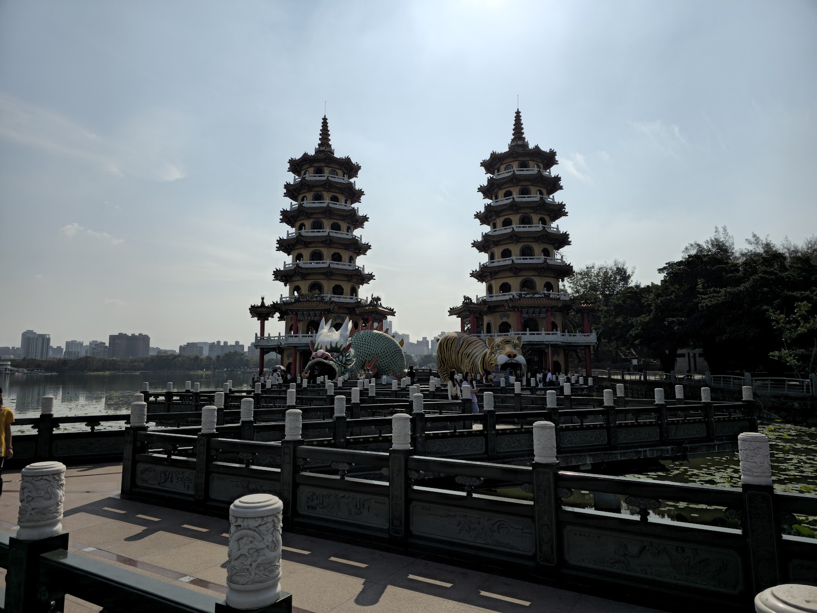 龍虎塔遠景逆光，石欄杆前景，湖畔荷花池