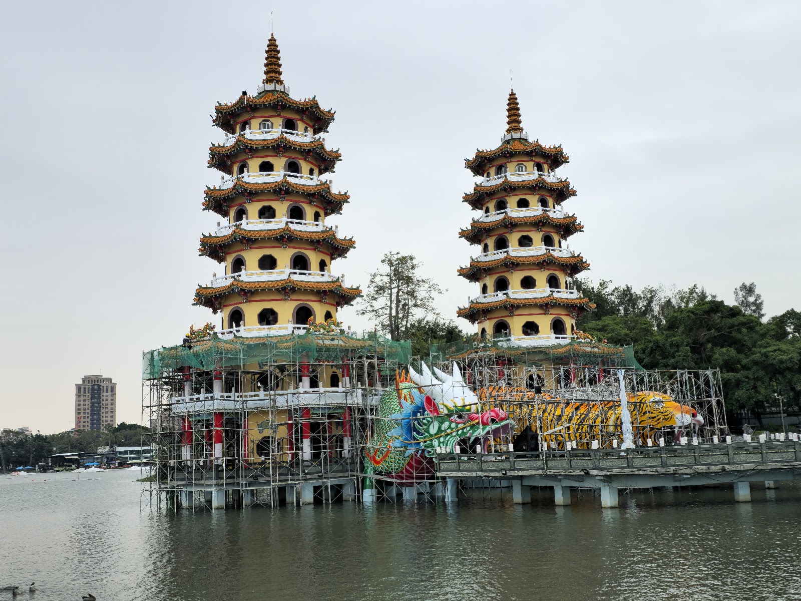 龍虎塔整修中遠景，蓮池潭水面倒影，傍晚天色