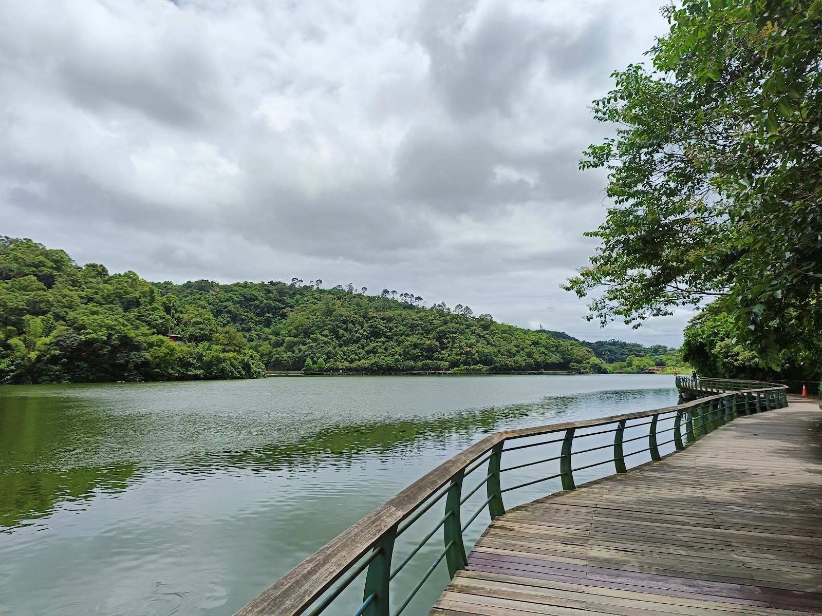 龍潭湖環湖木棧道陰天靜謐散步宜蘭