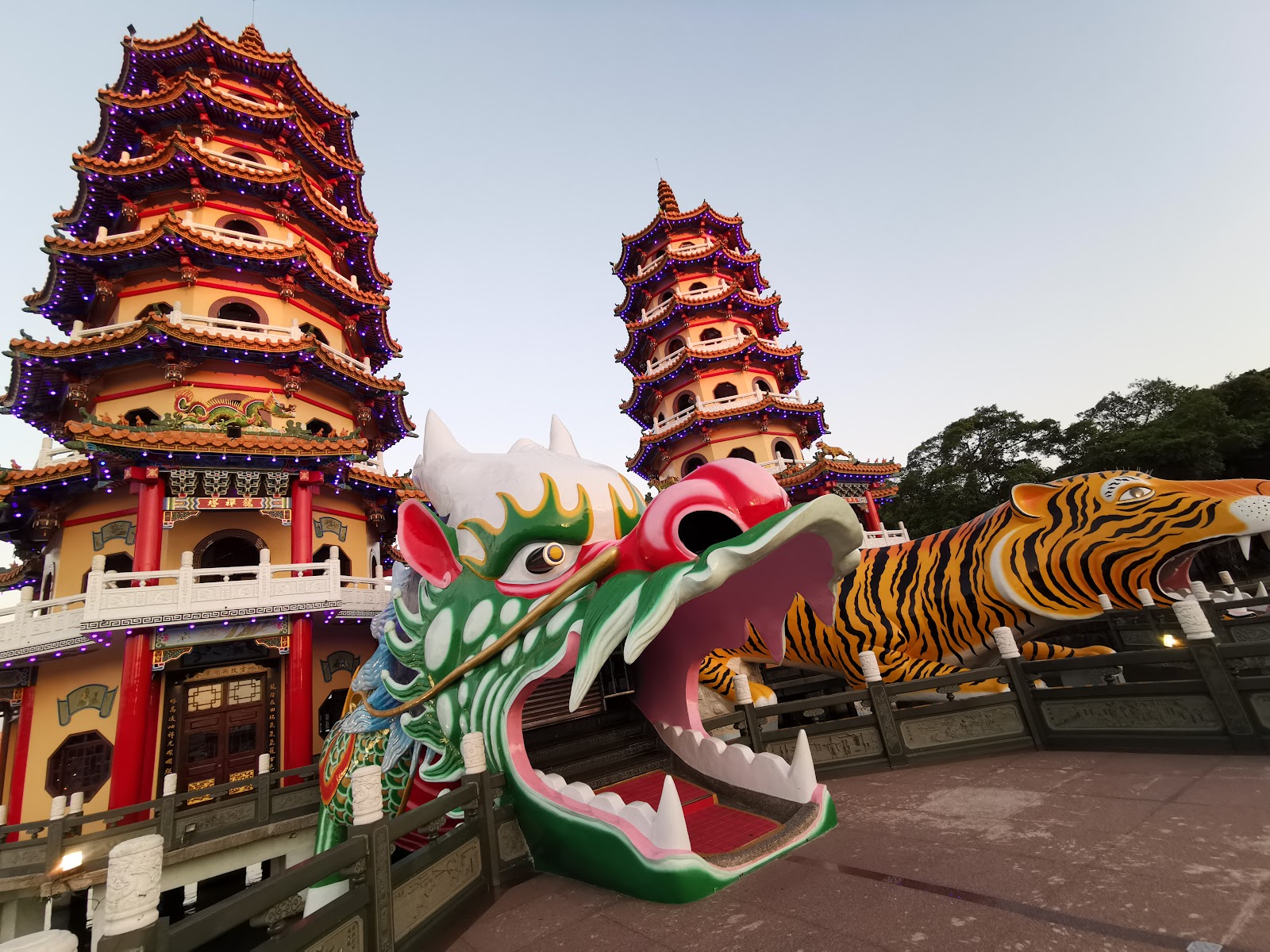 龍虎塔傍晚近景，龍口虎口仰角拍攝，雙塔燈串亮起