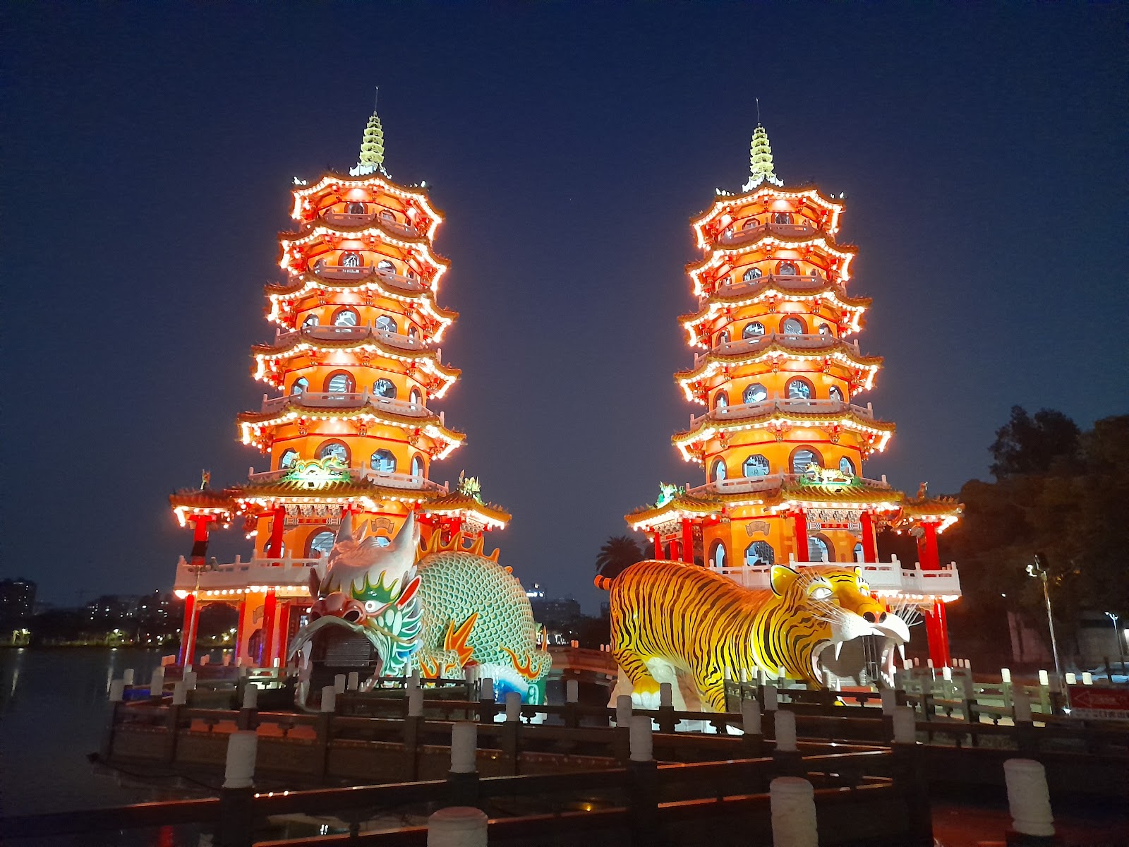 龍虎塔夜景全景，蓮池潭水面倒影，雙塔燈光璀璨