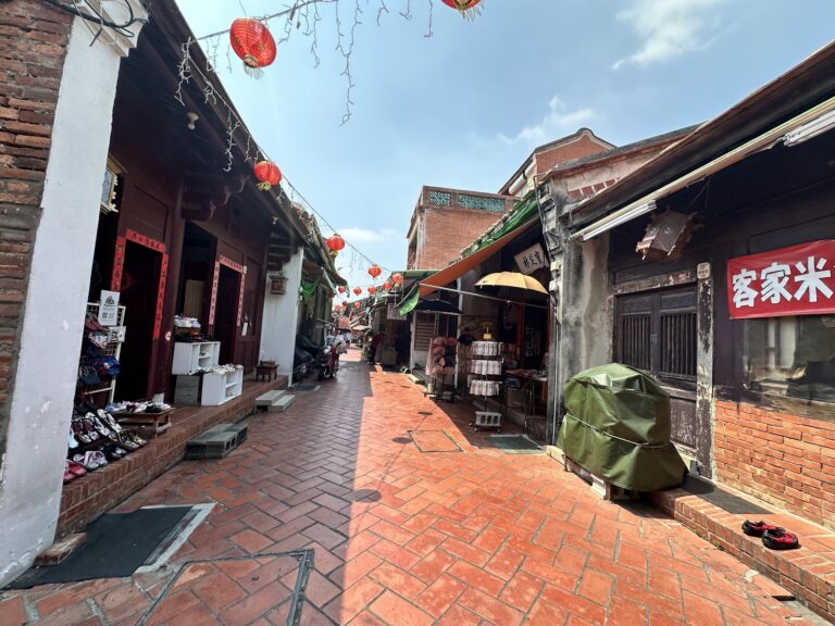 鹿港老街街景，古色古香的建築，店家林立，遊客絡繹不絕，是鹿港必訪景點