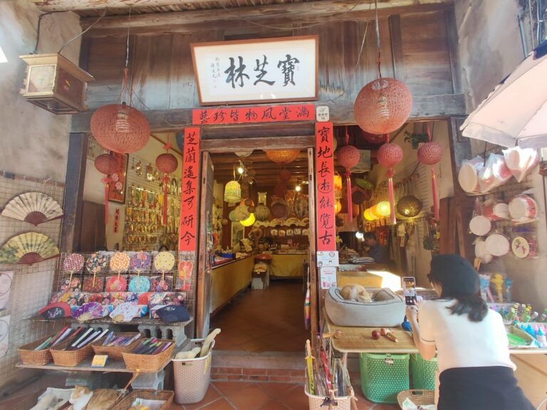 鹿港老街寶芝林工藝品店紅燈籠手工藝品陳列