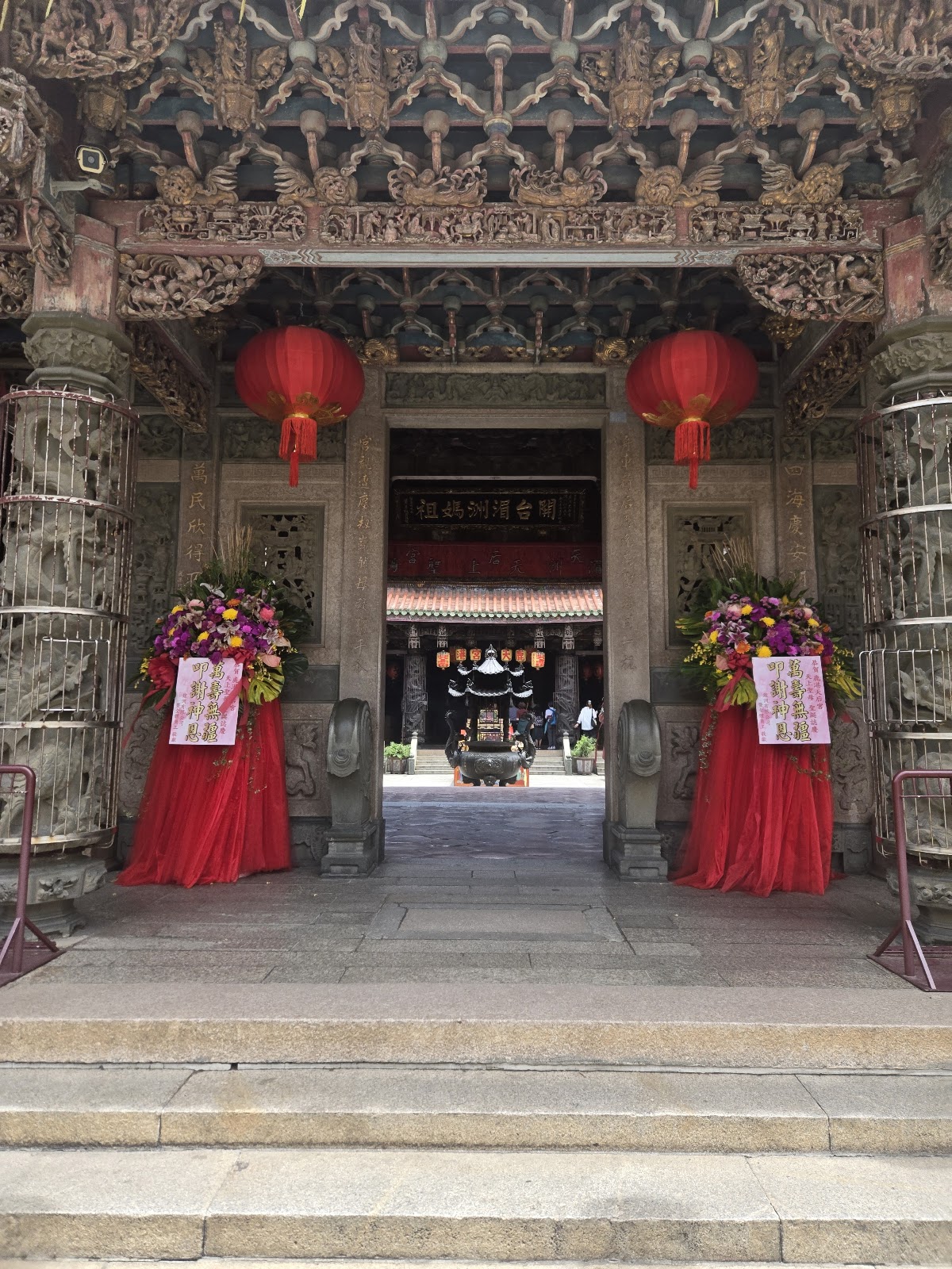 鹿港天后宮正殿入口，紅燈籠高掛，木雕精緻華美