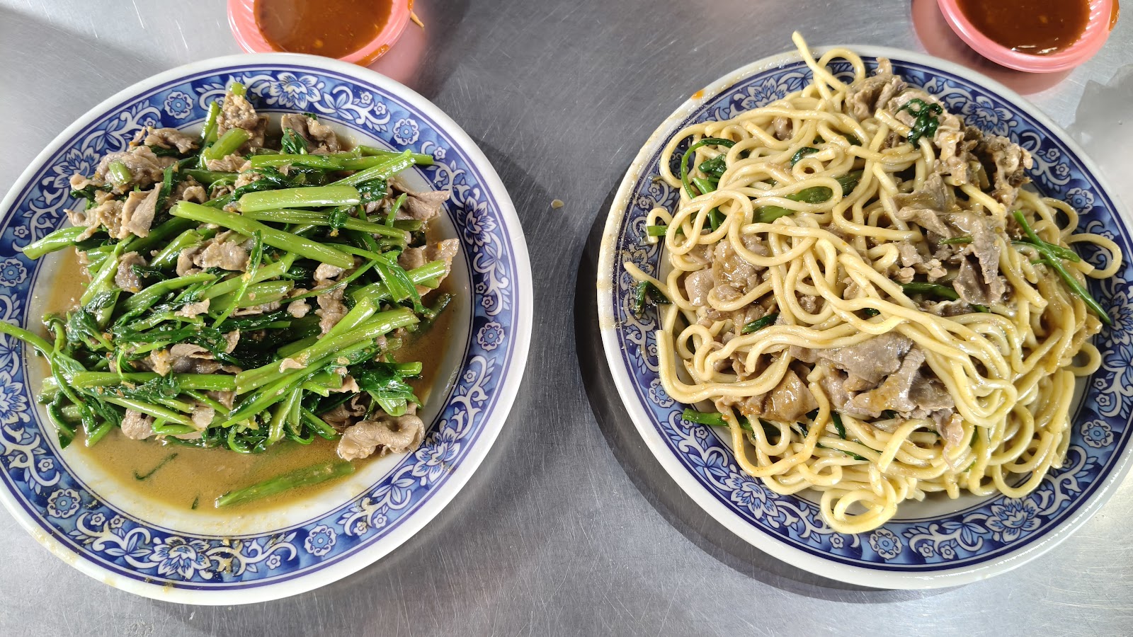 阿灶伯沙茶羊肉炒空心菜與沙茶羊肉炒麵，兩盤份量十足