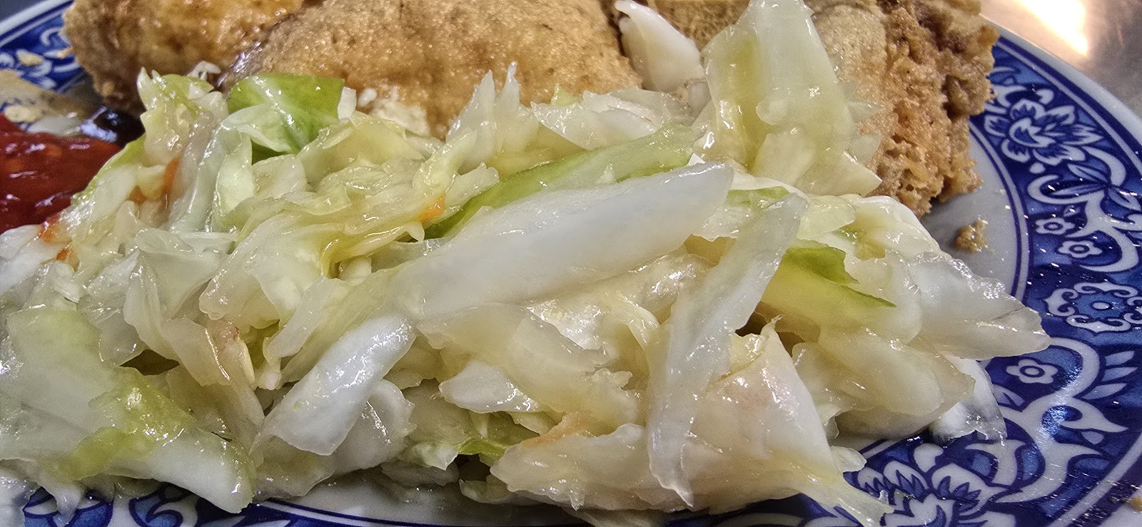 阿灶伯炸臭豆腐特寫，金黃酥脆搭配高麗菜與辣醬，藍白瓷盤近拍