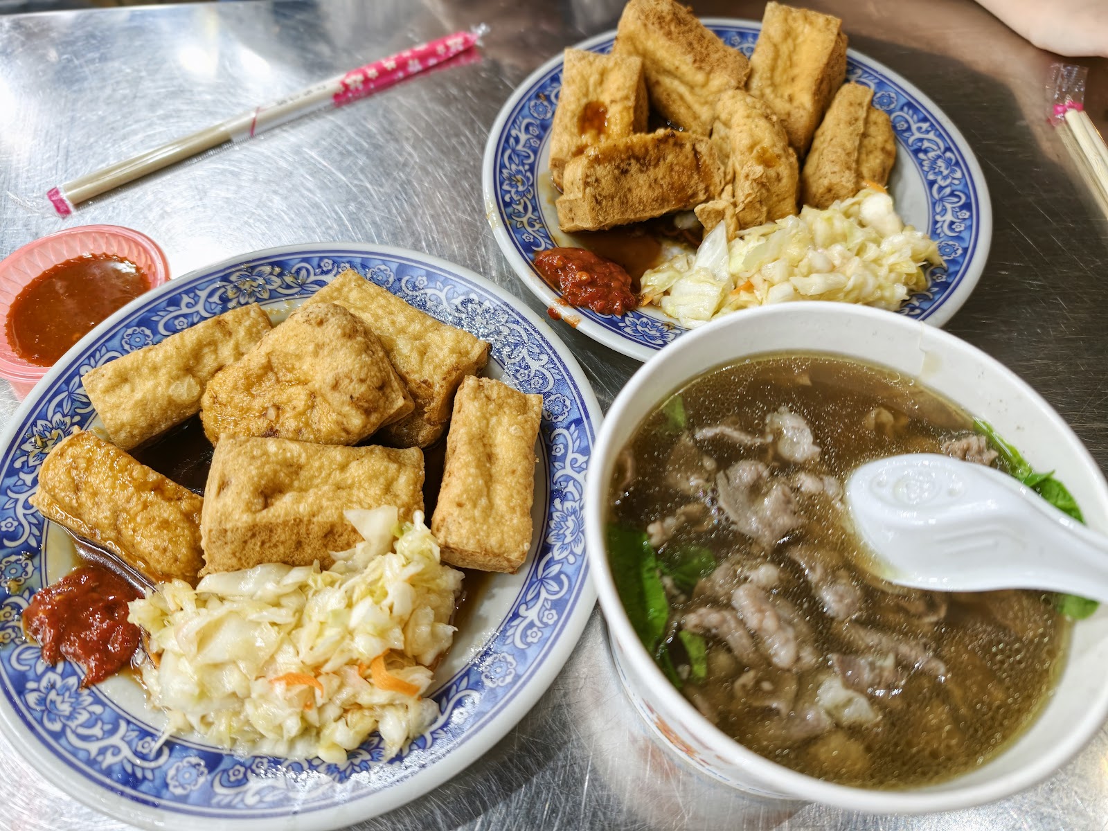 阿灶伯炸臭豆腐與當歸羊肉湯組合，藍白瓷盤搭配一碗清燉羊肉湯