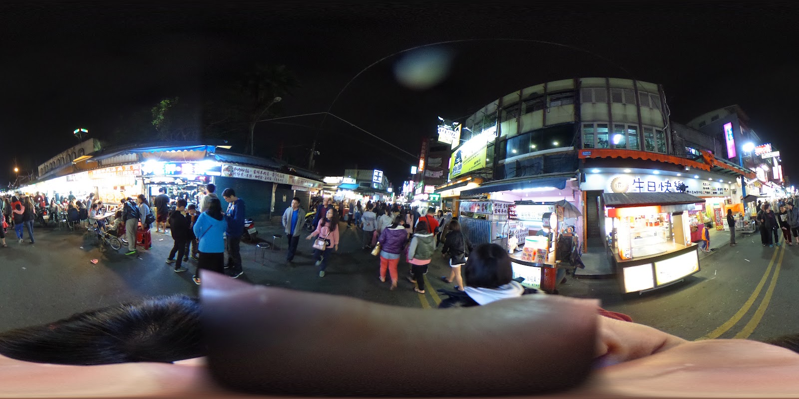 羅東觀光夜市夜間全景，兩側攤位燈火通明人聲鼎沸